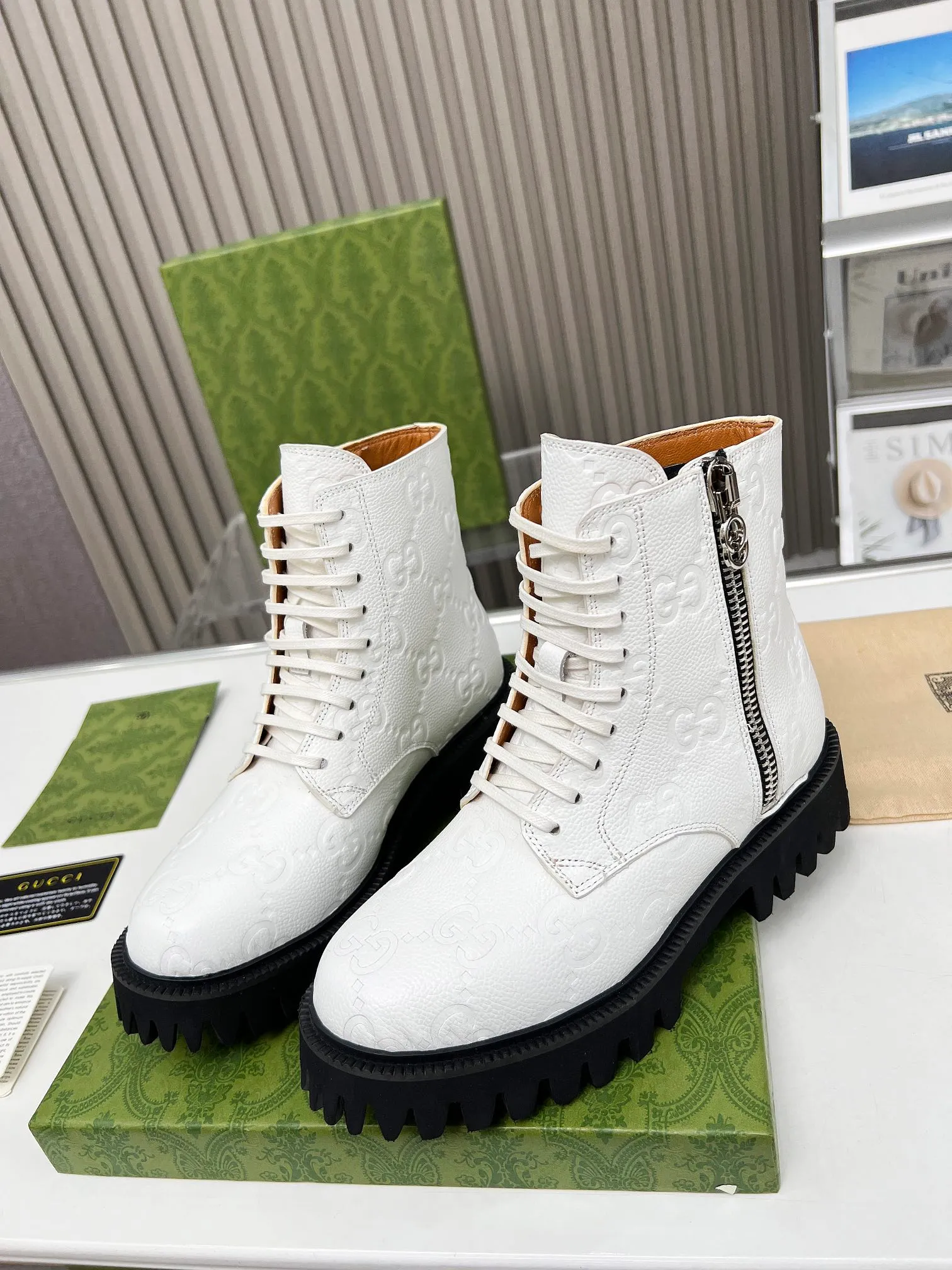 👟👟Ex-factory price 540👟👟 Gucci 2023 super cool Martin boots, the GG logo continues to shine in the new series, comfort and lightness are ingeniously presented on this women's leather boots. The classic GG pattern evolved from the name of the brand's founder, Mr. Guccio Gucci. It was first used in the 1930s. After nearly a century of development, it still provides inspiration for the brand to explore new expressions. Code number:35-43#